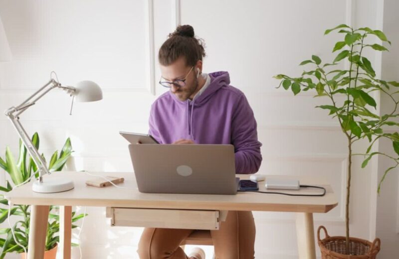 Digitalni poslovi bez diplome traže veštine, internet i portfolio – nude fleksibilnost, dobru zaradu i globalne klijente.