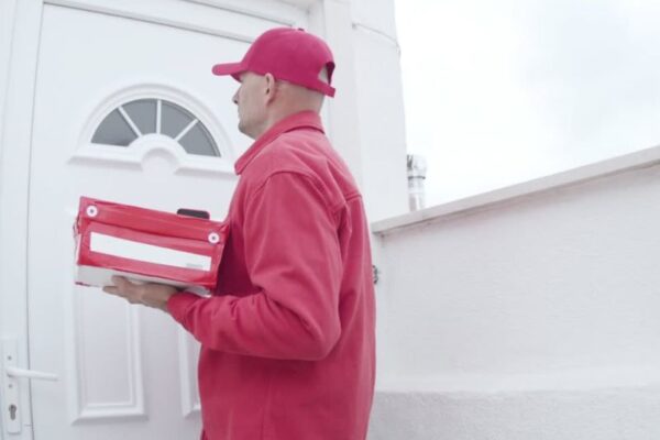 osoba dostavlja hranu na kućnu adresu