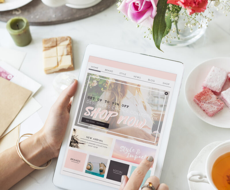 Osoba koristi tablet za online kupovinu uz promotivnu nagradnu kampanju i popuste prikazane na ekranu