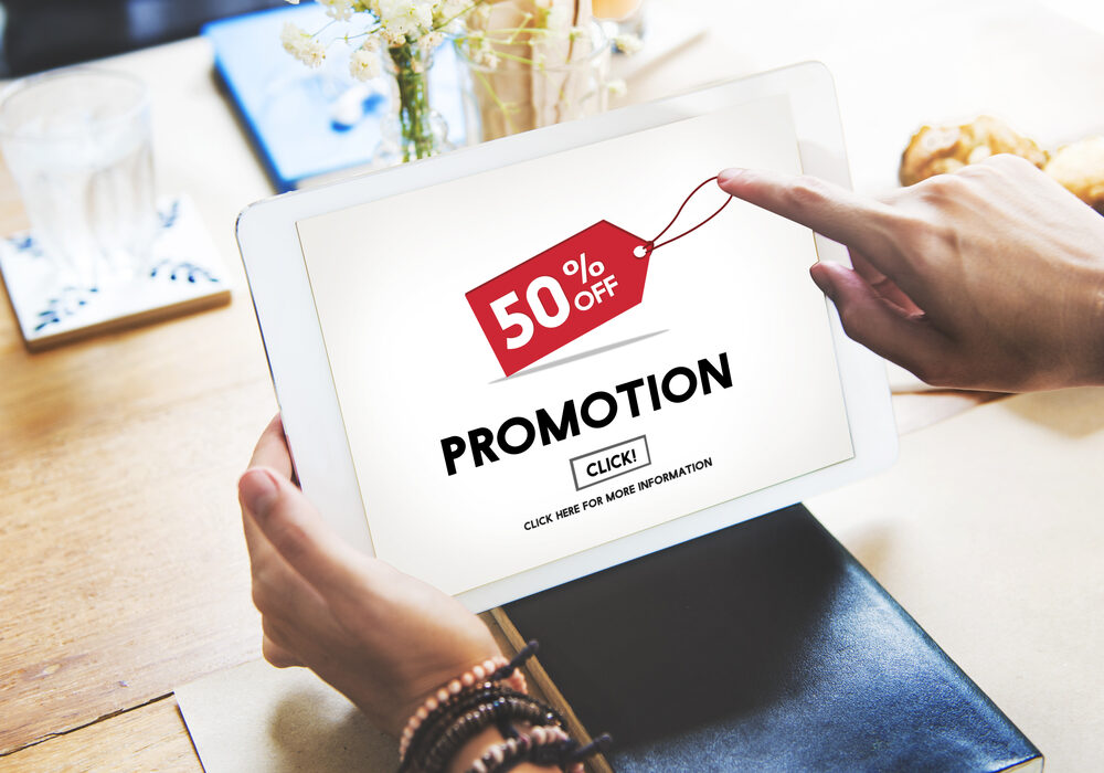 Prikaz online promotivne kampanje sa popustom od 50 odsto na tabletu tokom digitalne kupovine