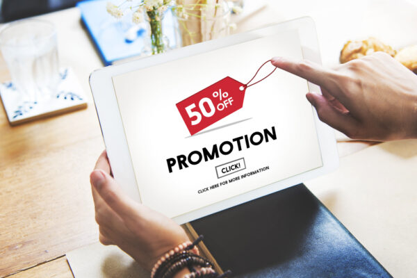 Prikaz online promotivne kampanje sa popustom od 50 odsto na tabletu tokom digitalne kupovine