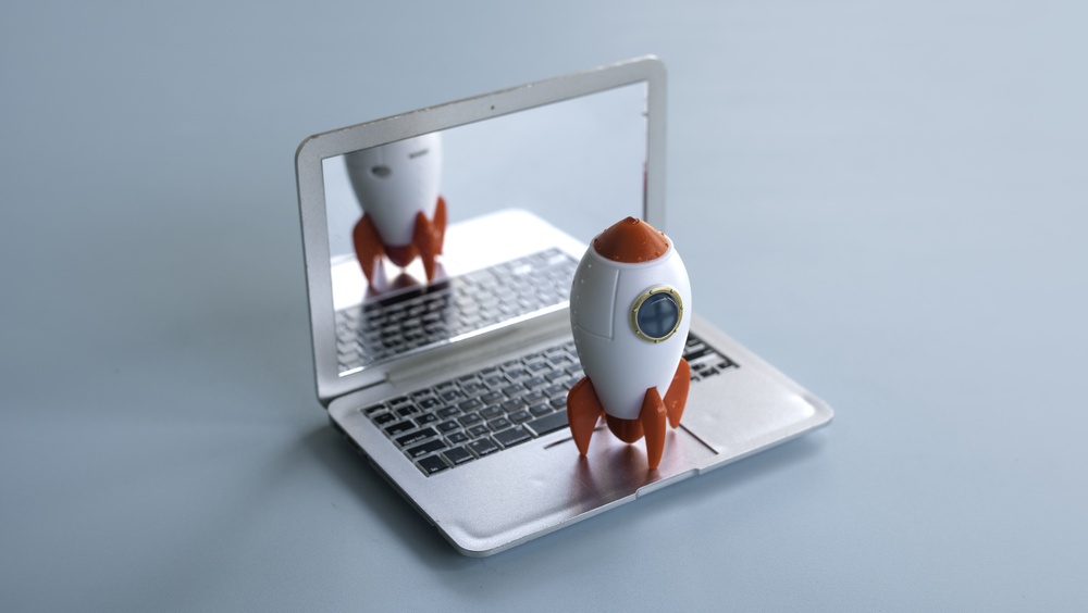 Model rakete na laptopu kao simbol brzog interneta i ubrzanog poslovanja.