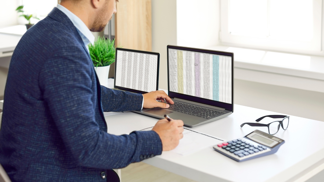 Zaposleni pregleda Excel tabele na laptopu tokom rada sa poslovnim podacima