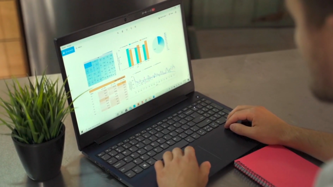 Preduzetnik na laptopu prati finansijske podatke i poslovne izveštaje