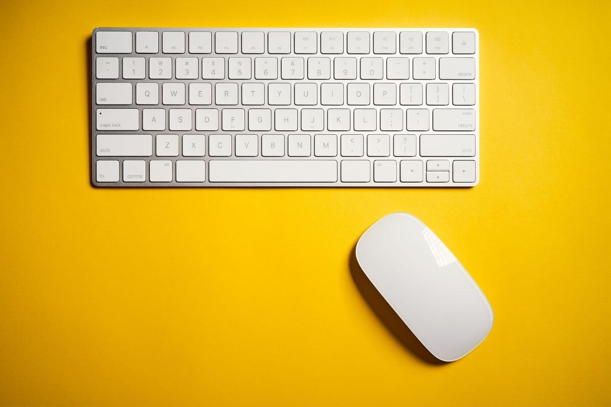 miš i tastatura na žutoj pozadini